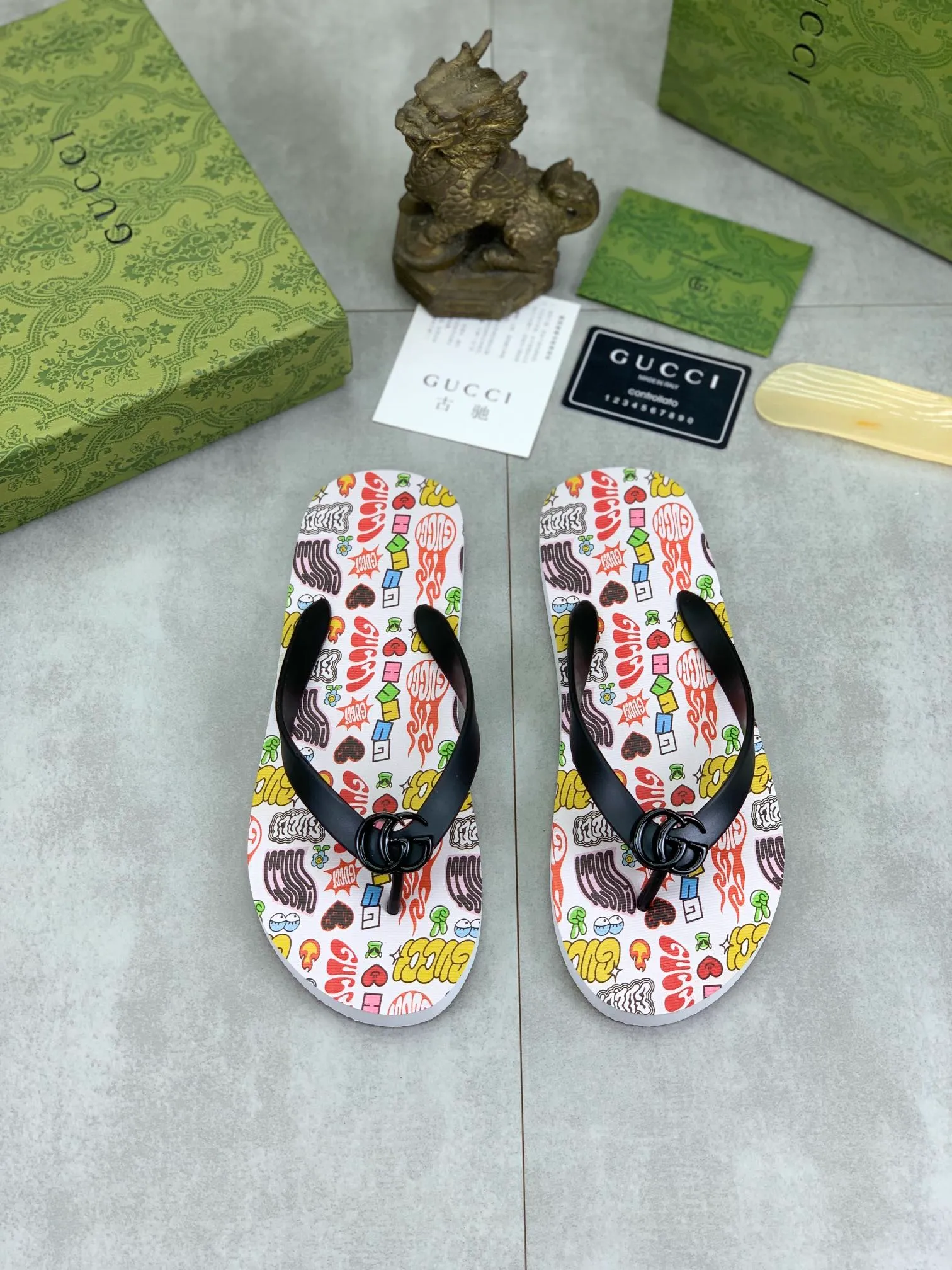 Men's men's shoes 💰P220💰【New style】🆘【GUCCI】Official website's popular Gucci adult couple 🧑‍🤝‍🧑 style, children's flip-flops are on sale at the counter simultaneously! Original fabric imported from Italy. Original bottom provided by the original factory. Size: Adult 36-45. Children’s size: 30-37. Multiple colors available.